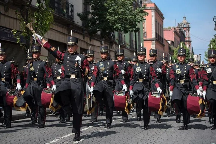 El corazón de México a paso marcial: Las bandas de guerra hoy 🇲🇽🥁